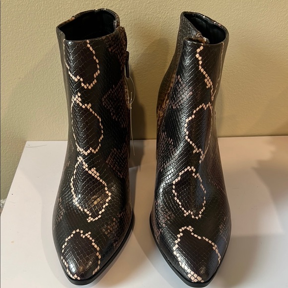 A New Day Women's Black and Brown Ankle Boots 9.5 - Picture 3 of 7